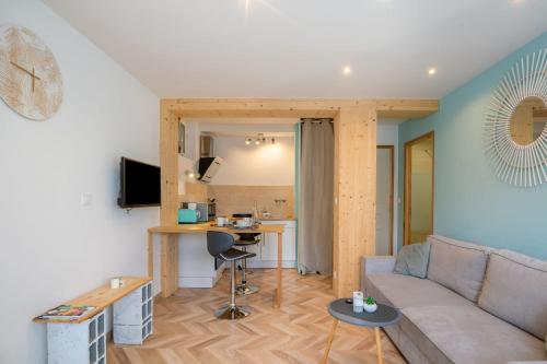un salon avec un canapé et une table dans l'établissement L'ambraga 1 bedroom - near beach, à Saint-Malo