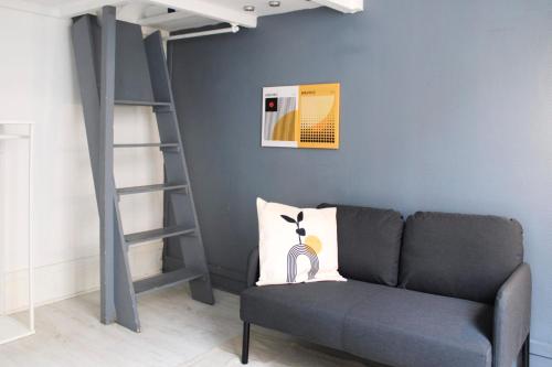 - un salon avec un canapé et des lits superposés dans l'établissement Beautiful mezzanine studio in the city center, à Saint-Ouen