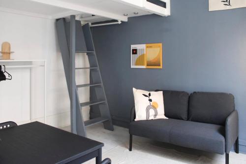 - un salon avec un canapé et une mezzanine dans l'établissement Beautiful mezzanine studio in the city center, à Saint-Ouen