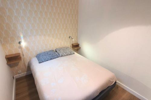 Cette petite chambre comprend un petit lit. dans l'établissement Lovely flat close to the beach, à Saint-Malo