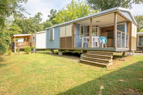 una casita en un remolque en un patio en Camping des Salines, en Salies-de-Béarn