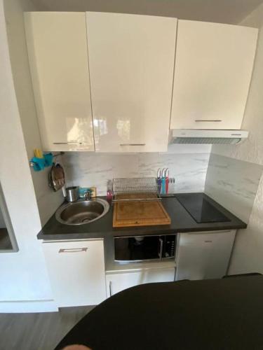 une petite cuisine avec un évier et un micro-ondes dans l'établissement Studio 0237 Port Camargue, Piscine, Climatisation, 2 personnes, au Grau-du-Roi