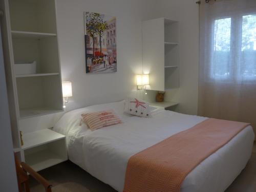 ein Schlafzimmer mit einem Bett mit zwei Kissen darauf in der Unterkunft Casa Kiosko 1 bedroom ground floor with swimming pool in L'Eliana