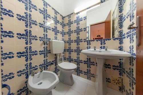 a bathroom with a toilet and a sink at Rio a Vista Praia da Rocha Flat in Portimão