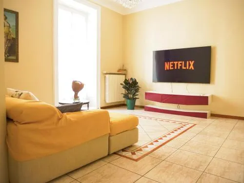 Wonderful downtown apartment-HD NETFLIX, KING-SIZE BED, two minutes' walk from metro photo 1