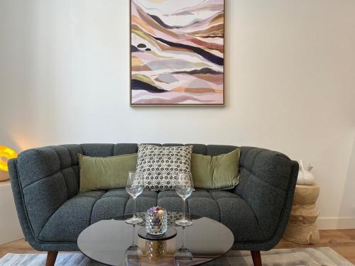 - un salon avec un canapé et 2 verres à vin dans l'établissement Casa Cap Faidherbe, à Angers