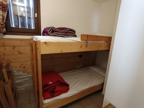 Postel nebo postele na pokoji v ubytování Appartement skis aux pieds avec terrasse, animaux admis, 6 pers. - FR-1-445-20