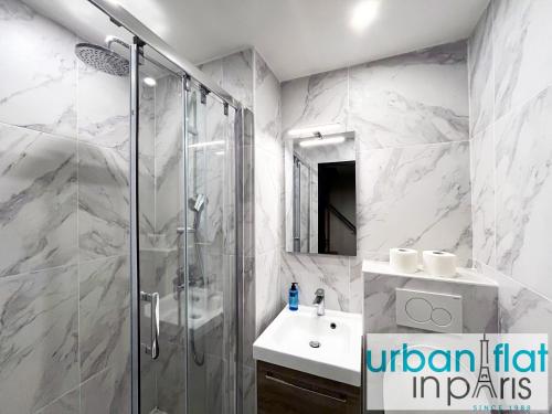 une salle de bain avec douche et lavabo dans l'établissement Urban Flat 31 - Lovely Triplex in Paris, à Paris