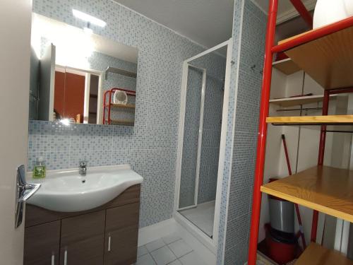 une salle de bain avec un lavabo et un miroir dans l'établissement Studio skis aux pieds - 4 pers - Balcon - Animaux acceptés - FR-1-445-85, à Montgenèvre