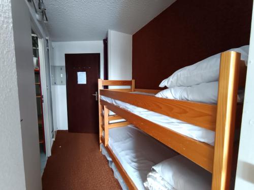 quelques lits superposés dans une chambre dans l'établissement Studio skis aux pieds - 4 pers - Balcon - Animaux acceptés - FR-1-445-85, à Montgenèvre