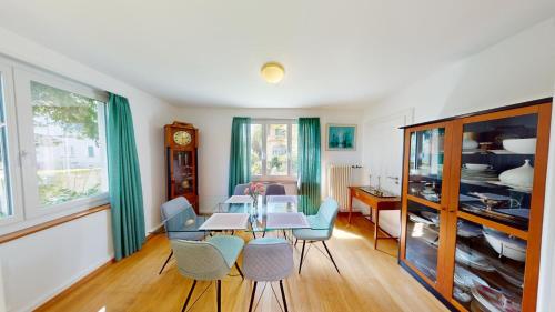 Un comedor con mesa y sillas en 4,5 Zimmer Wohnung - Zentral - Solution-Grischun, en Chur