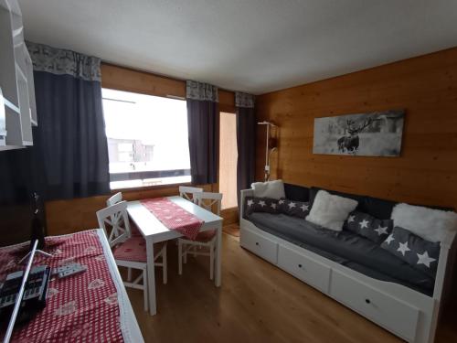 une chambre avec un lit, une table et une fenêtre dans l'établissement Appartement rénové skis aux pieds 4 pers avec balcon - Parking inclus - FR-1-445-147, à Montgenèvre