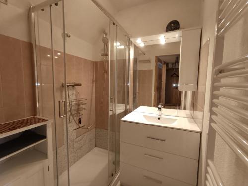 une salle de bain avec un lavabo et une douche en verre dans l'établissement Appartement rénové skis aux pieds 4 pers avec balcon - Parking inclus - FR-1-445-147, à Montgenèvre