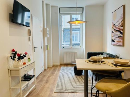 un salon avec une table et une salle à manger dans l'établissement Casa Cap Faidherbe, à Angers