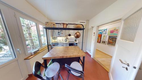 cocina con encimera y sillas en una habitación en 4,5 Zimmer Wohnung - Zentral - Solution-Grischun, en Chur