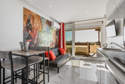 un salon avec un canapé et une table dans l'établissement Village Naturiste R4N - Le Wallis Port Nature Coursive, au Cap d'Agde