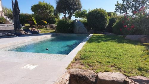 une piscine au milieu d'une cour dans l'établissement 2 pièces accès direct plage, à Sainte-Lucie de Porto-Vecchio