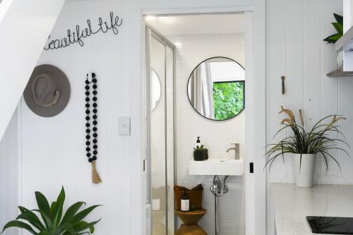 un bagno con uno specchio e un lavandino di 6SIXTEEN The Banks a Richmond
