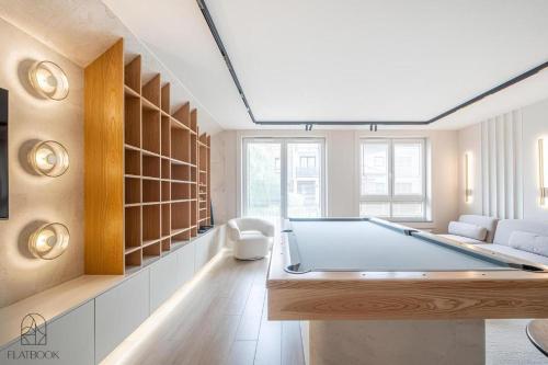 Una sala de estar con una mesa de billar. en Flatbook Apartamenty - Trimare Sztutowo z bilardem i parkingiem, en Sztutowo