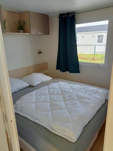 Postel nebo postele na pokoji v ubytování Stacaravan Bredene met tuin nr 2126