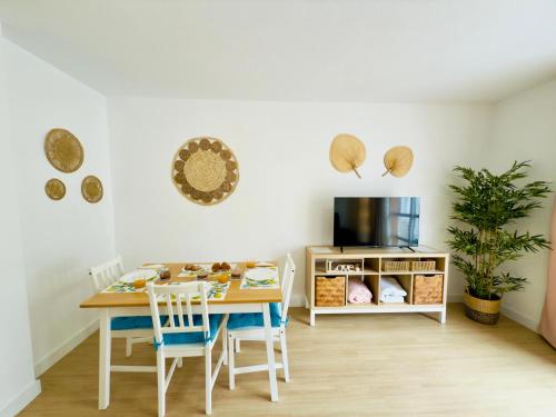a dining room with a table and chairs at Mansa Beach I - Vv Playa San Juan in Guía de Isora