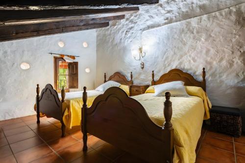 une chambre avec deux lits et une fenêtre dans l'établissement Moli d' en Pi, à Morella