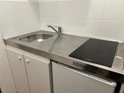 una cocina con fregadero y microondas en Vert Gallant - Ultra Central - Parking public - Lumineux, en Arras