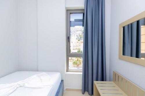 une chambre avec un lit et une fenêtre dans l'établissement Pool View Apartment - Diamond Hill Resort & SPA, à Vlorë