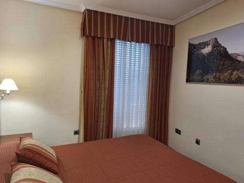 a bedroom with a bed and a window at Cazorla LIVE in Cazorla