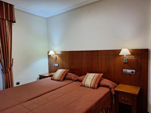 a hotel room with a bed with two pillows at Cazorla LIVE in Cazorla