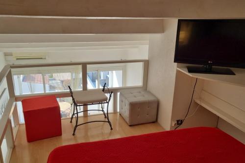 Cette petite chambre comprend une table, une chaise et une télévision. dans l'établissement Naturiste Cap d'Agde Port Soleil 589, au Cap d'Agde