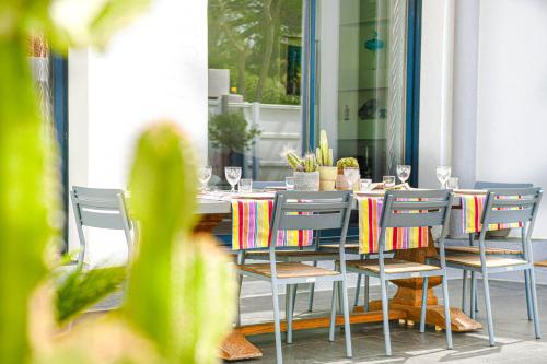 une table et des chaises sur une terrasse avec une table et des chaises dans l'établissement La Luminy - Villa moderne avec piscine et parking, à Marseille