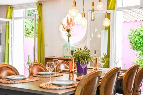 - une salle à manger avec une table, des chaises et des lumières dans l'établissement La Luminy - Villa moderne avec piscine et parking, à Marseille