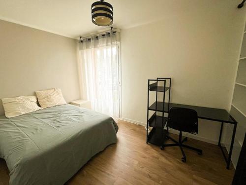 une chambre avec un lit, un bureau et une chaise dans l'établissement Appartement Moderne 3 Chambres 62 m2 - Saint-Brieuc, à Saint-Brieuc