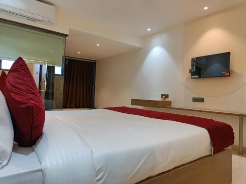 TV a/nebo společenská místnost v ubytování Hsquare Hotel Andheri West