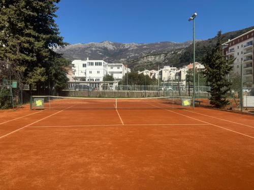 Tenis a/nebo squash v ubytování Pretty apartment near the sea! nebo okolí