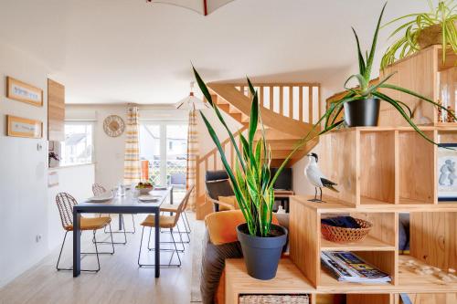 une cuisine et une salle à manger avec une table et des plantes dans l'établissement Duplex pour 4 proche du port - 500m de la plage, au Guilvinec