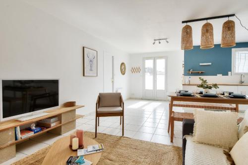 un salon avec un canapé et une table dans l'établissement Maison pour 6 - Jardin - Centre de Noirmoutier, à Noirmoutier-en-l'lle