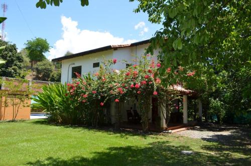 a house with pink flowers in the yard at Casa Finca Salamandra in Santa Fe de Antioquia
