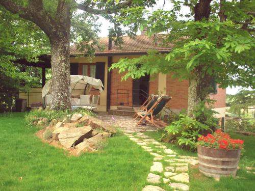 Exquisite Holiday Home in Val Canina Amidst the Tuscan Hills