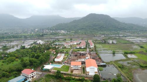 eine Luftansicht einer Stadt mit Fluss und Bergen in der Unterkunft Ovi Resort & Spa in Lonavla