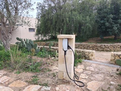a computer with a cord plugged into a box at Villa Vendicari in Casa Maccari