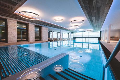 duży basen w budynku w obiekcie Ferienwelt Kesselgrub Hotel in Altenmarkt-Zauchensee w mieście Altenmarkt im Pongau