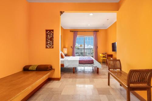 En eller flere senge i et værelse på Golden Ocean Azure Hotel