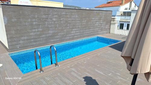 una piscina di fronte a una recinzione di legno di Sitges BnB Deluxe Rooms a Sitges