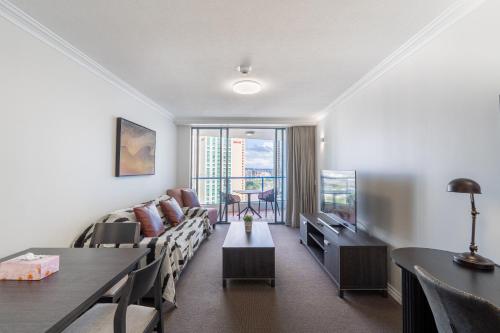 un salon avec un canapé et une table dans l'établissement 1Bed 1Bath with Story Bridge and River Views, Parking, and Private Balcony M7, à Brisbane
