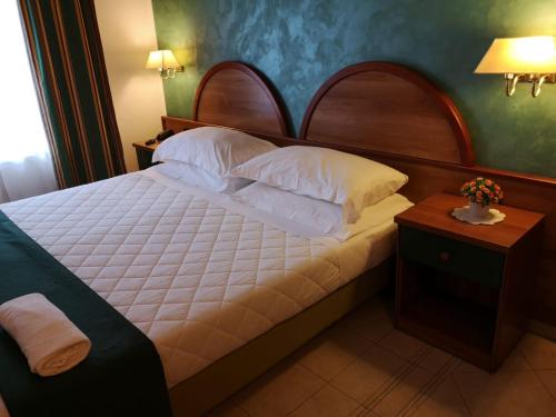 Postel nebo postele na pokoji v ubytování Hotel L'Aquila