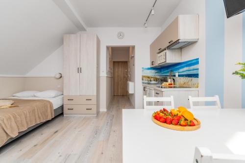 a room with a bed and a table with fruit on it at CZTERY KĄTY - Przyjazne zwierzętom, Bezpłatne rowery, Kąty Rybackie in Kąty Rybackie