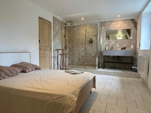 une chambre avec un lit et une salle de bain avec un lavabo dans l'établissement Location saisonnière jusqu'à 13 personnes, à Compolibat