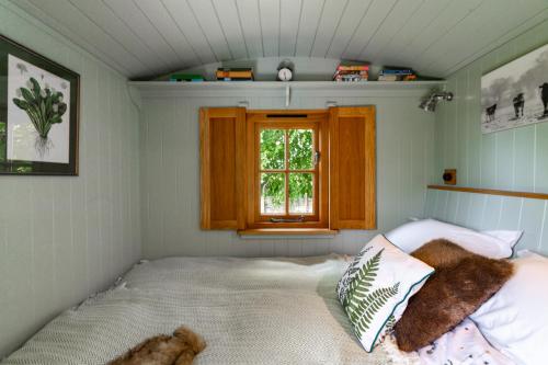 En eller flere senge i et værelse på Fern Hill Cabin